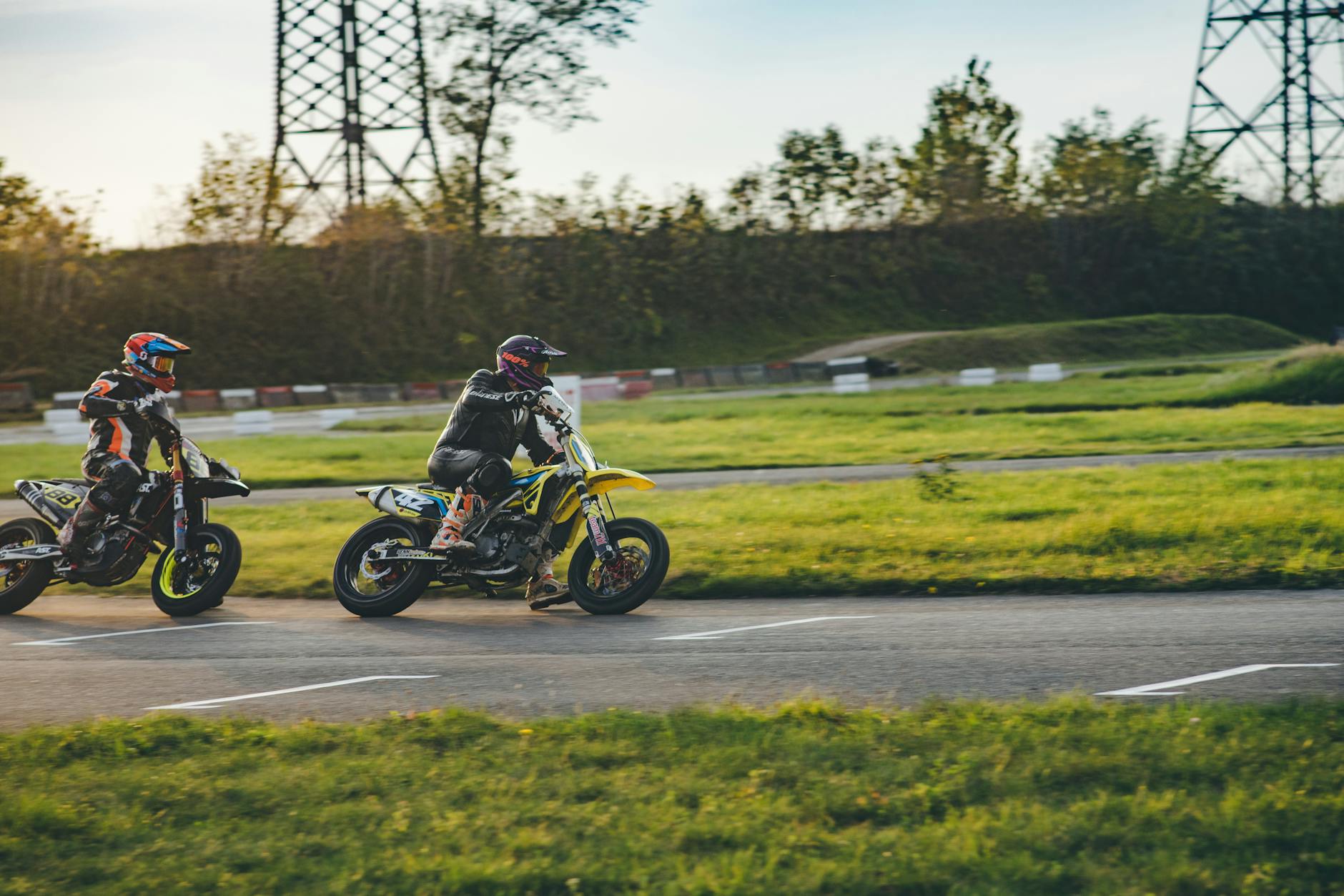 Telemetria dla amatora: jakie dane mają sens i co realnie poprawia czasy okrążeń Dwóch motocyklistów ściga się na torze wyścigowym na zewnątrz